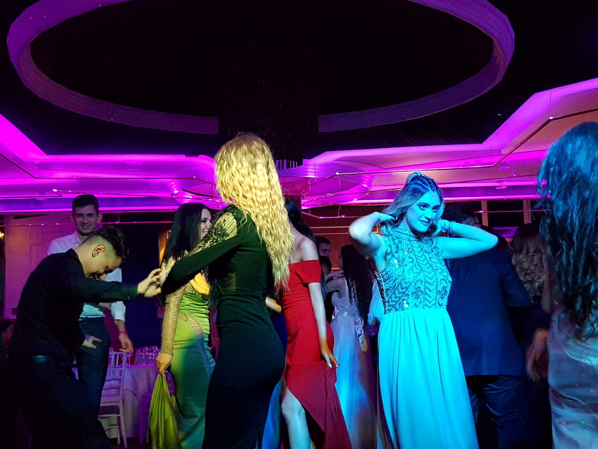 Moment de dans la o petrecere elegantă