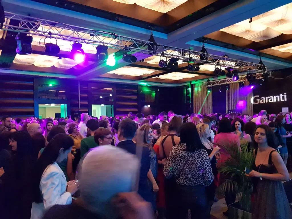 Petrecere corporate cu sute de invitați, sonorizare și lumini profesionale