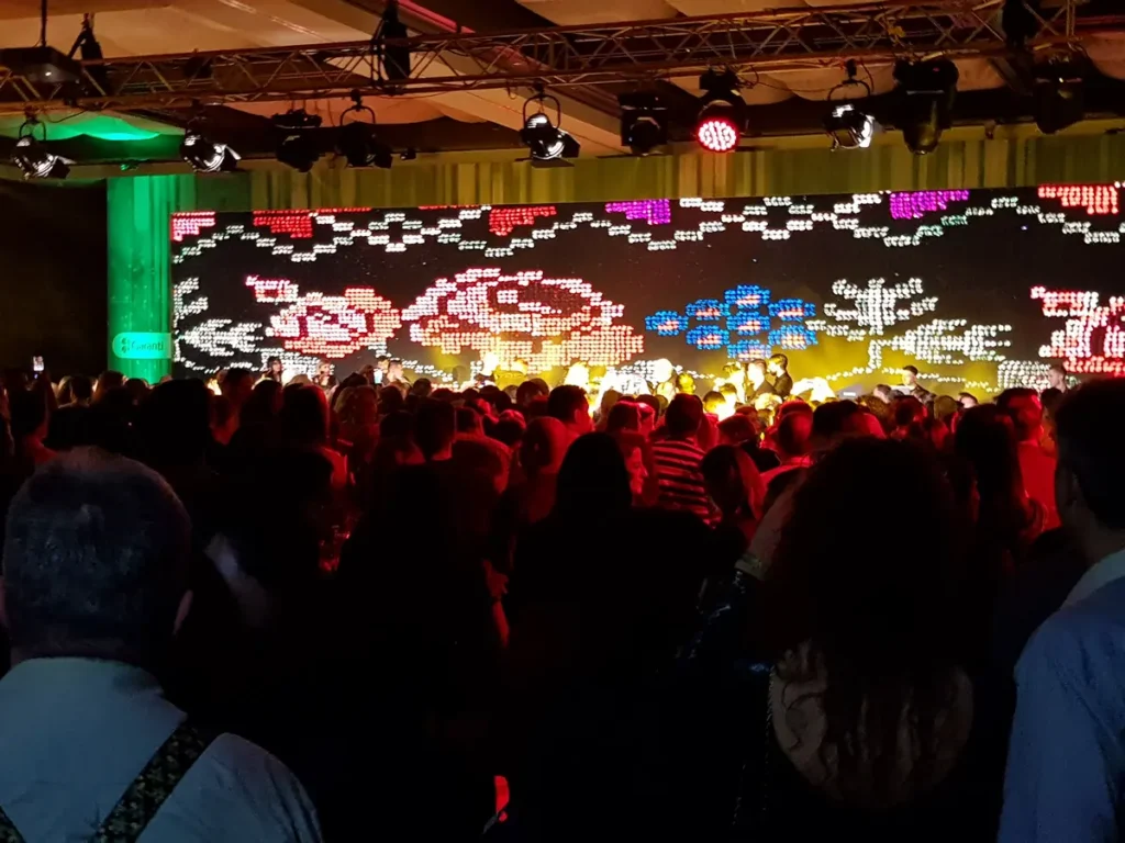 Ecran LED cu motive tradiționale românești la un eveniment corporate