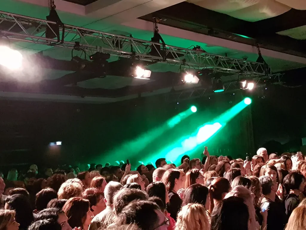 Mulțime mare la eveniment, sub fascicule verzi de lumină