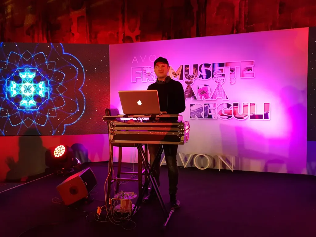 DJ la consolă în timpul unui eveniment corporate, cu ecran LED