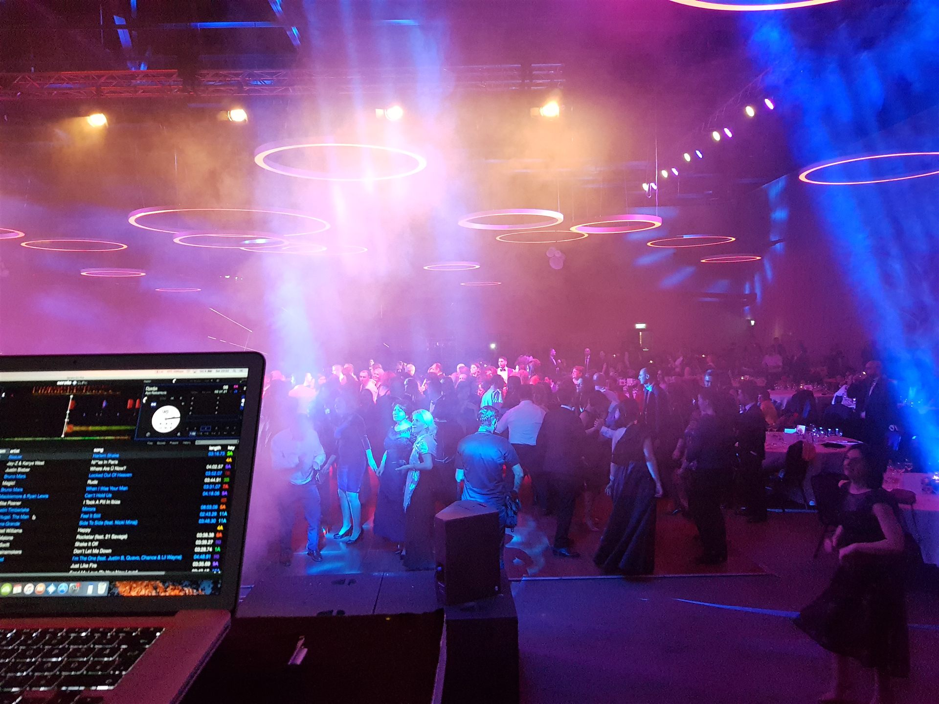 Consola DJ cu vedere spre ringul de dans