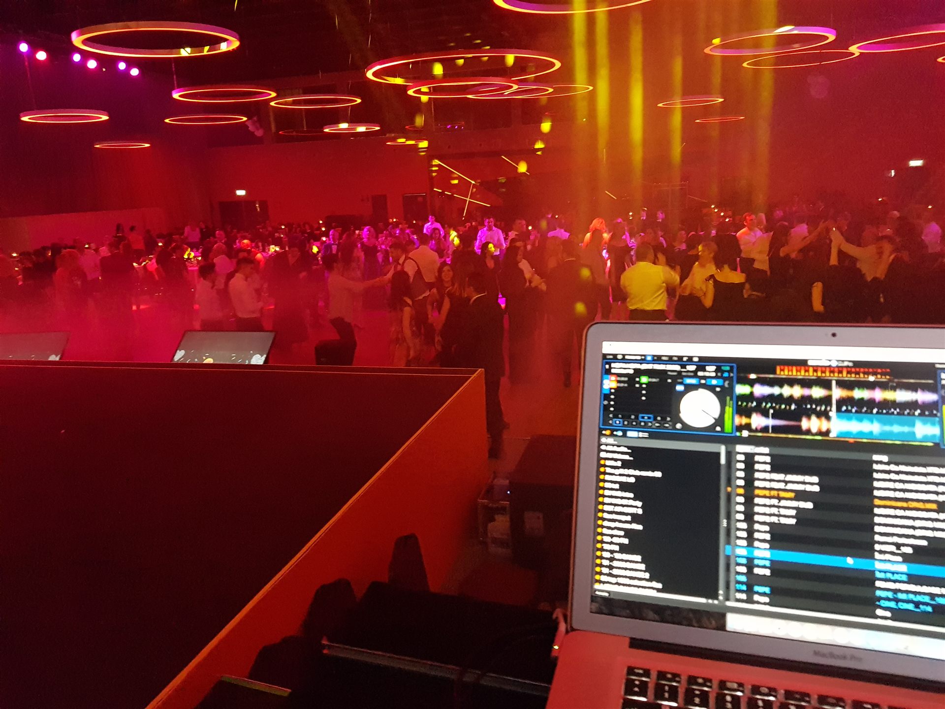 Petrecere văzută din cabina DJ, cu confetti