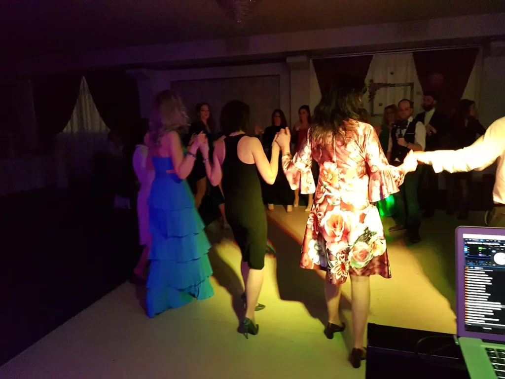 Invitați eleganpți la joc în cerc