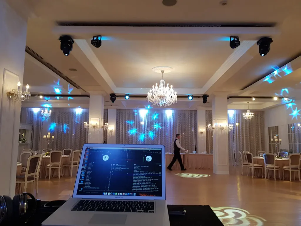 Sală elegantă cu candelabre, pregătită înainte de eveniment