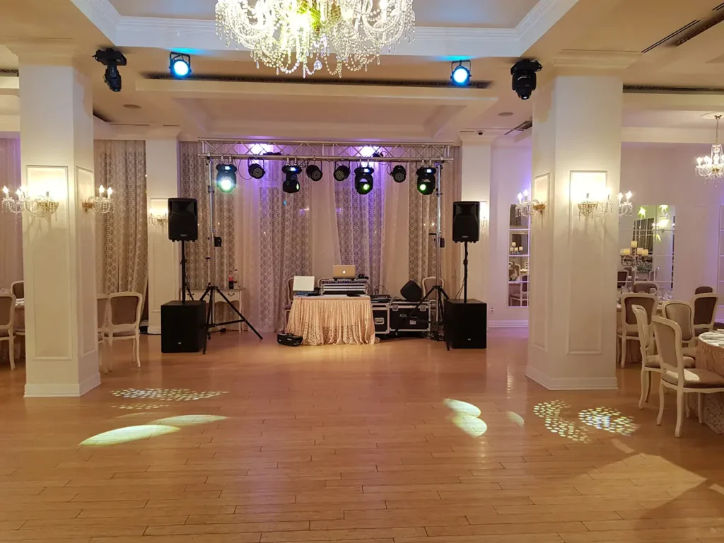 Sală elegantă pregătită cu echipament complet de sunet și lumini