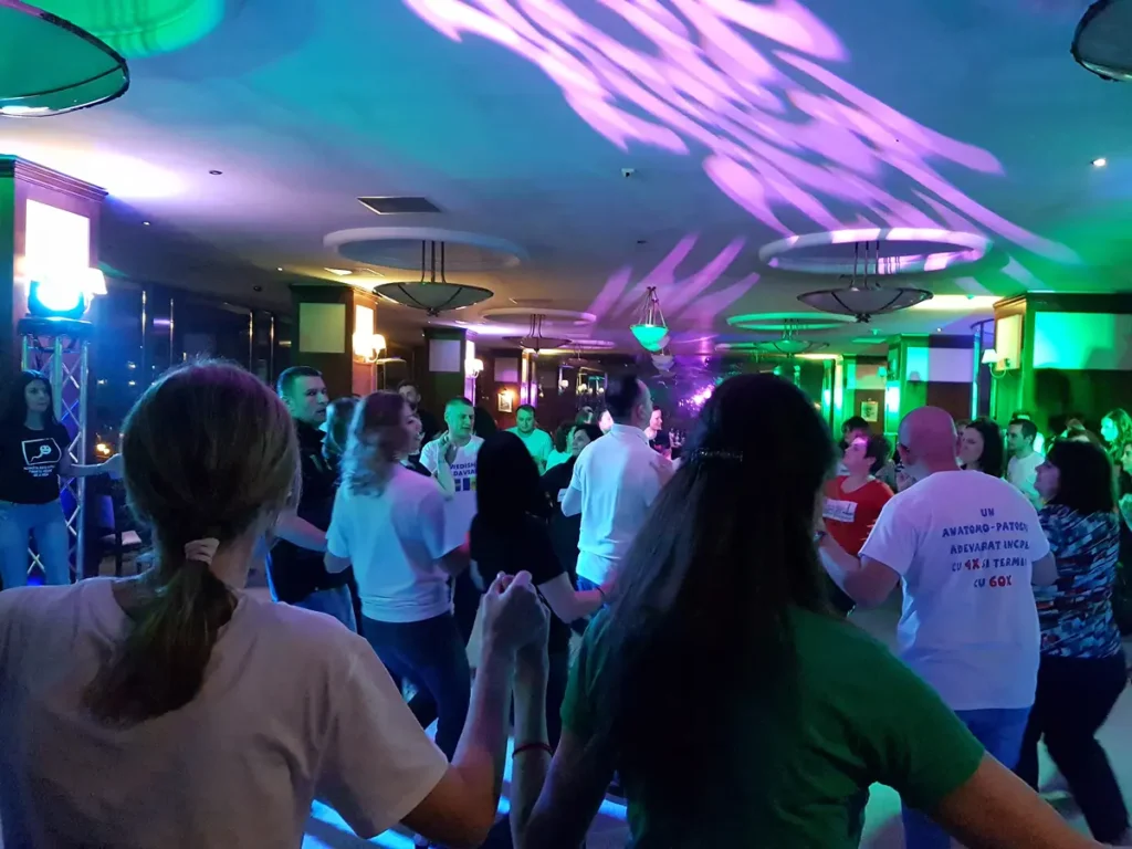 Invitați la un joc în cerc, sub lumini colorate