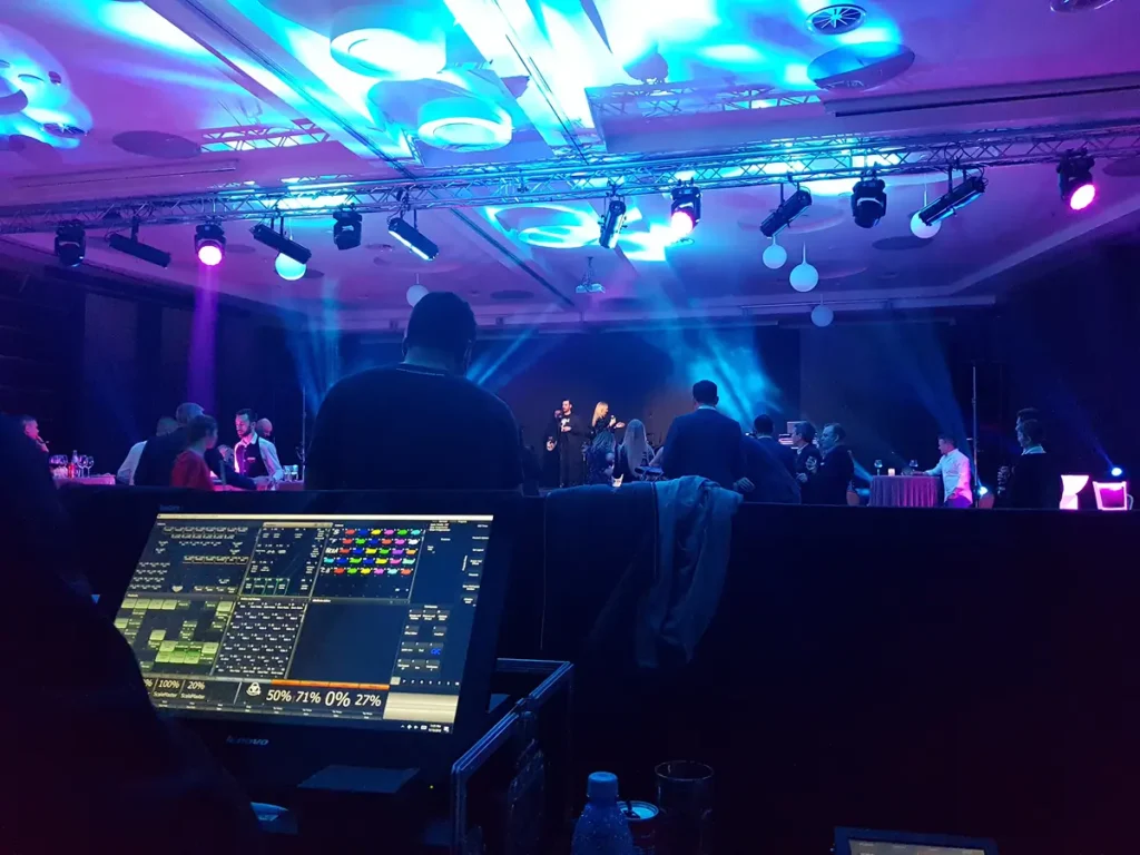 Pupitru de control lumini la un eveniment corporate
