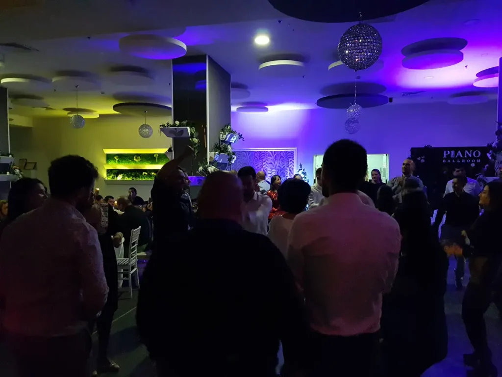 Petrecere într-o sală modernă, cu globuri disco