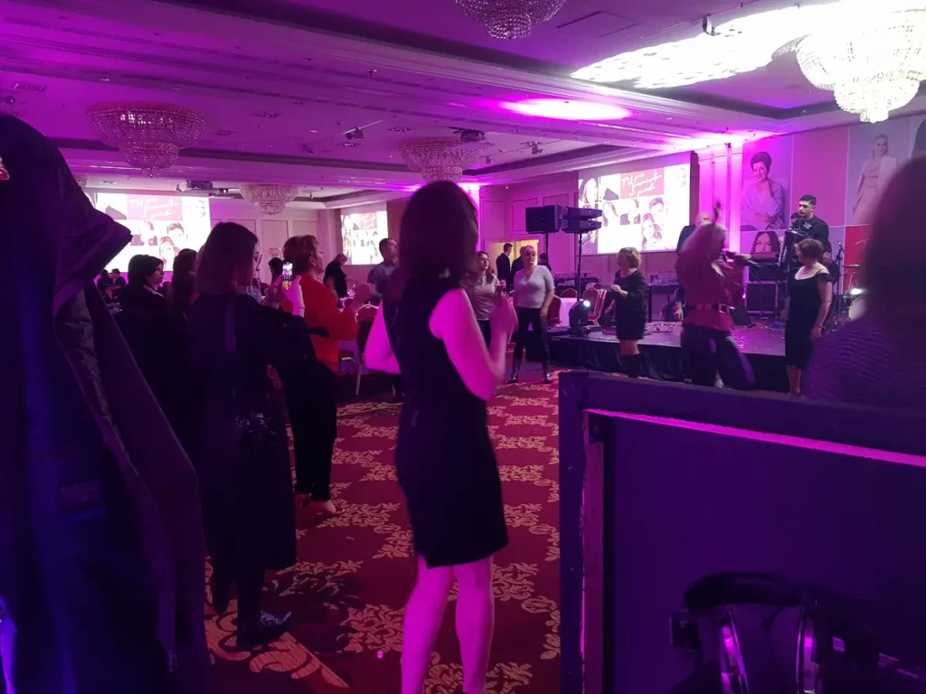 Petrecere corporate cu formație live, sub lumini roz