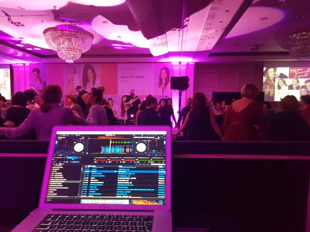 DJ la consolă, cu formație live și public la eveniment corporate