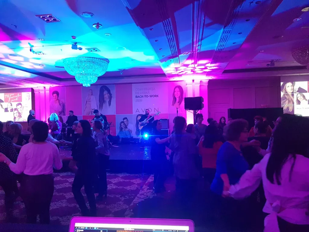 Formație live și public la dans, eveniment corporate