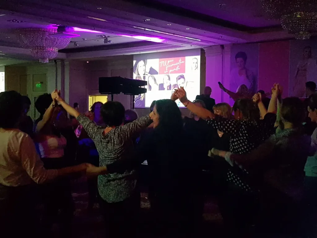 Invitați la joc în cerc, cu mâinile ridicate