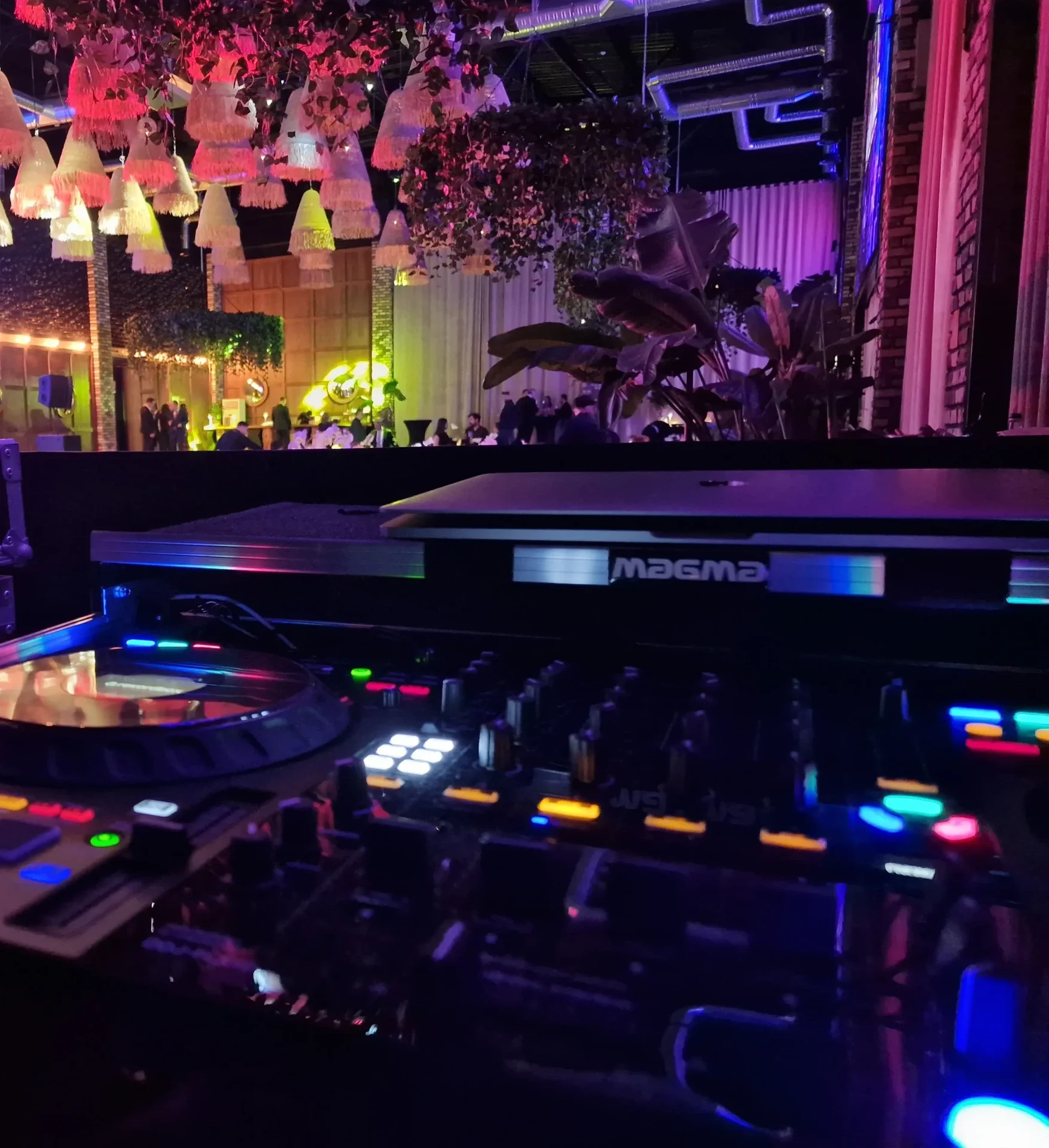 DJ booth real la un eveniment RoDJ - echipament profesional și lumini